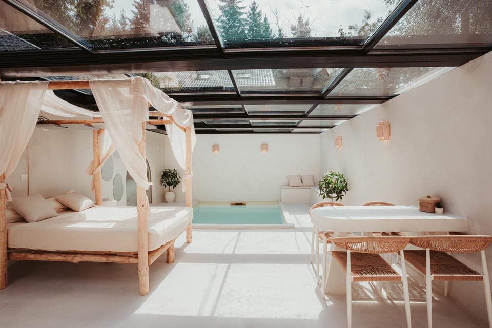 Patio, Dining area, Swimming pool