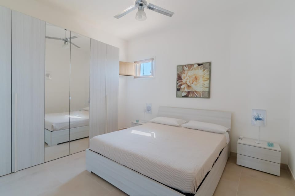 Bed, Photo of the whole room, Bedroom, fireplace, wardrobe