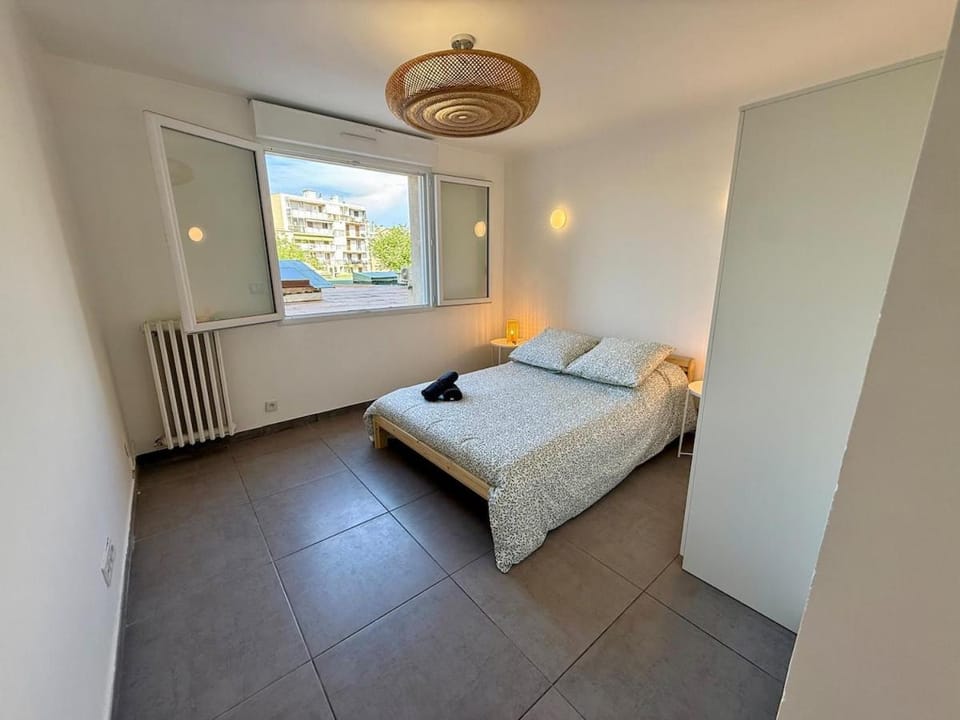 Air-conditioned, sleeps 8, St-Charles, Wi-Fi Apartment in Marseille