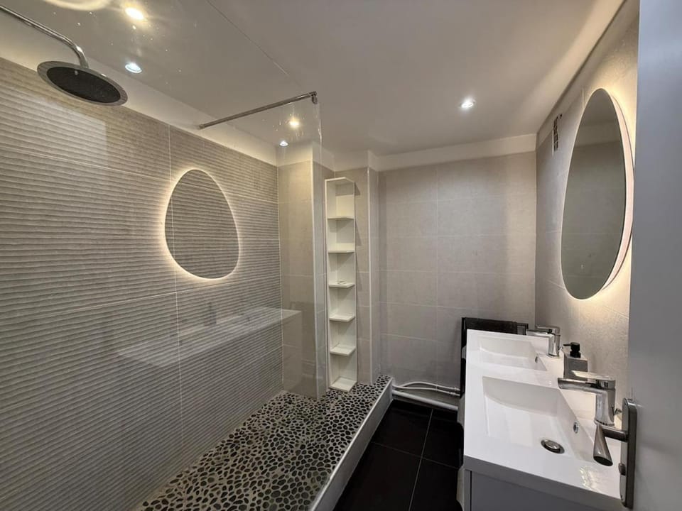 Air-conditioned, sleeps 8, St-Charles, Wi-Fi Apartment in Marseille