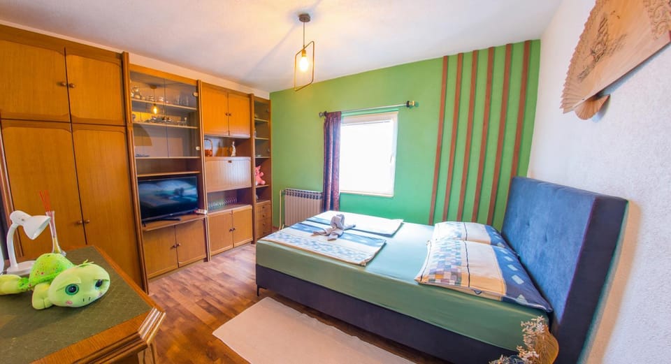 Bed, TV and multimedia, Photo of the whole room, Bedroom, towels