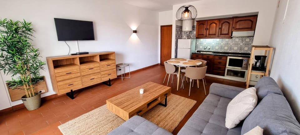 TV and multimedia, Kitchen or kitchenette, Living room, Dining area, oven, stove