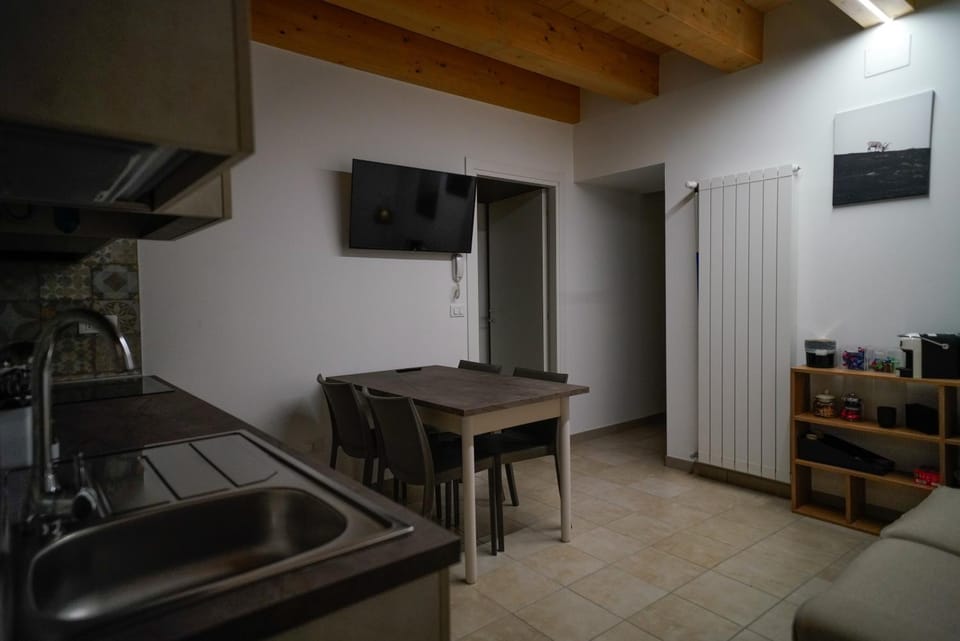 TV and multimedia, Kitchen or kitchenette, Living room, Seating area, Dining area