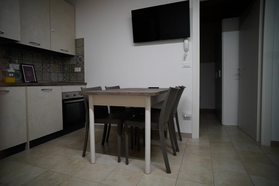 Kitchen or kitchenette, Dining area, oven, stove