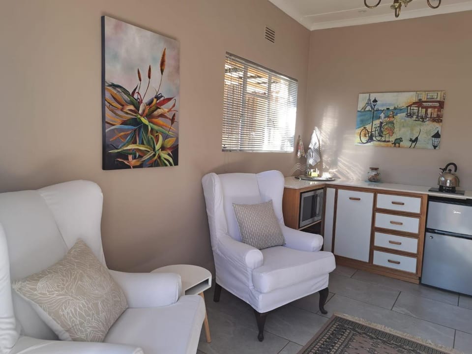 Kitchen or kitchenette, Seating area