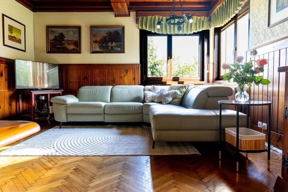 Communal lounge/ TV room, Day, TV and multimedia, Living room, Seating area, Evening entertainment, Garden view, Family, internet, internet