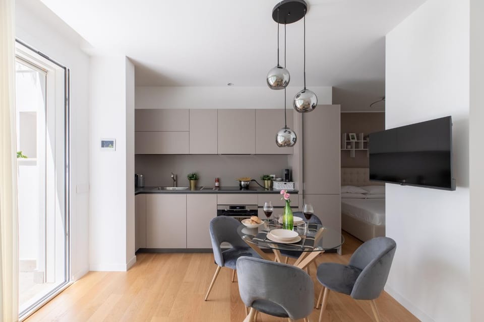 Kitchen or kitchenette, Dining area