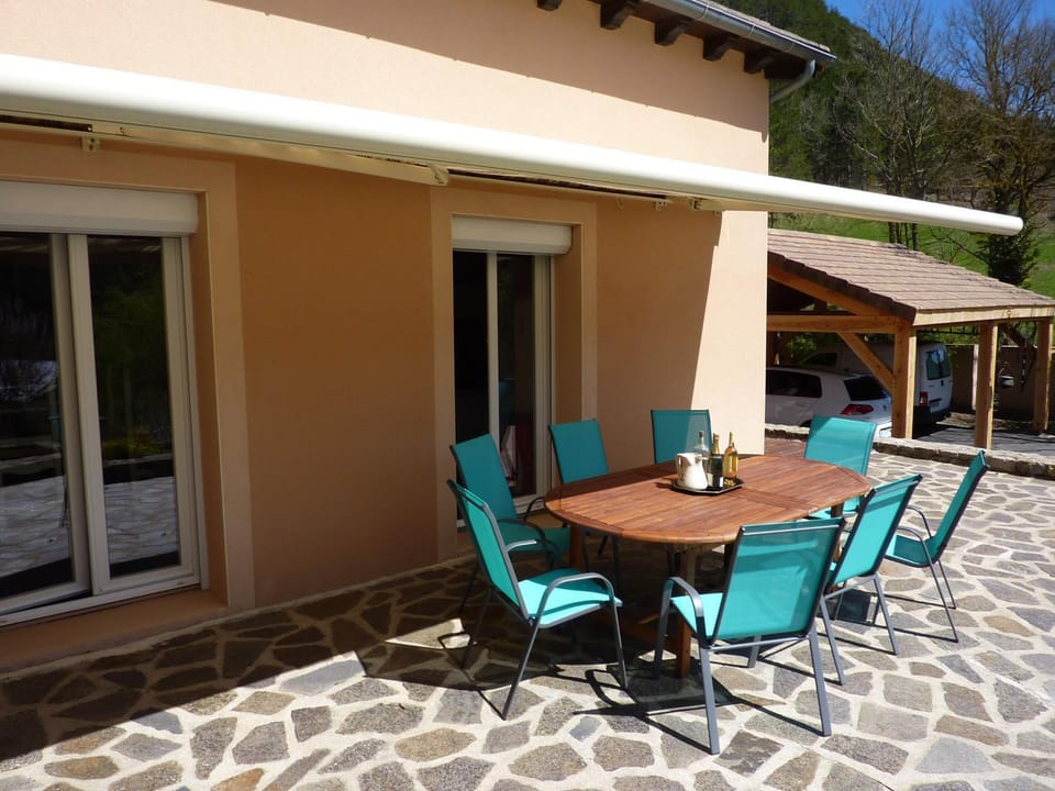 View (from property/room), Balcony/Terrace, Dining area