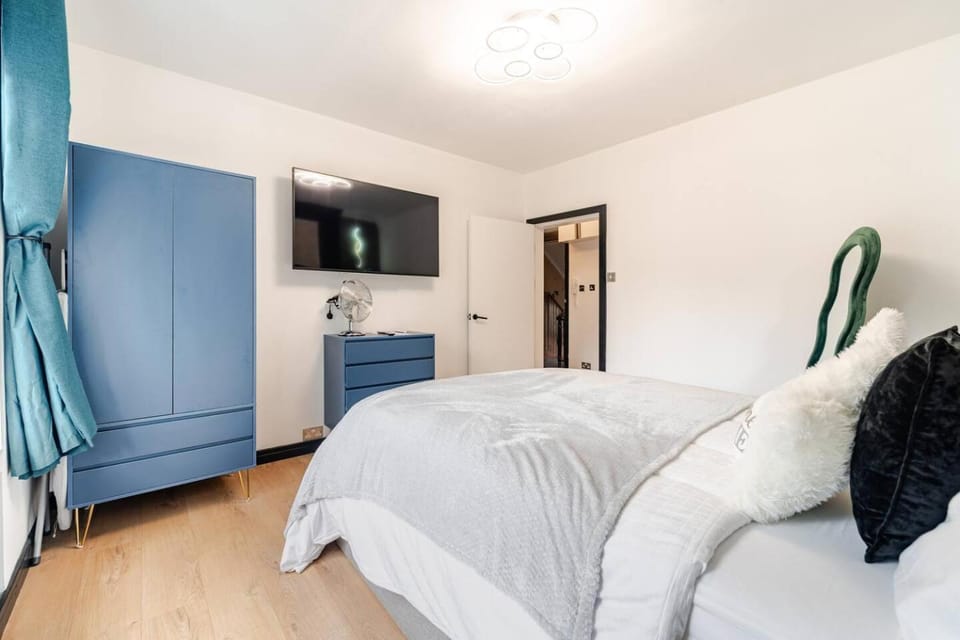Bed, TV and multimedia, Evening entertainment, Bedroom, wardrobe