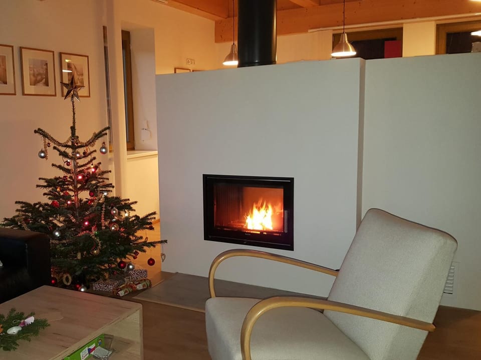 Seating area, fireplace