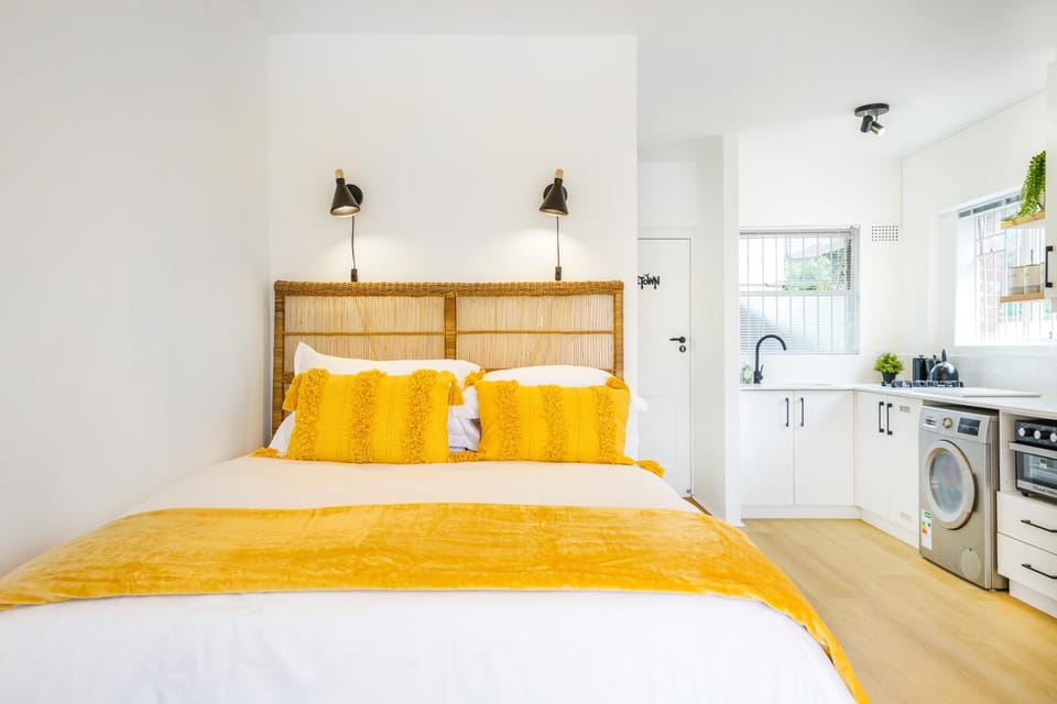 Sunny Studio with Ocean Views and Free Parking in Green Point Apartment in Cape Town