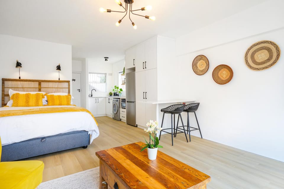 Sunny Studio with Ocean Views and Free Parking in Green Point Apartment in Cape Town