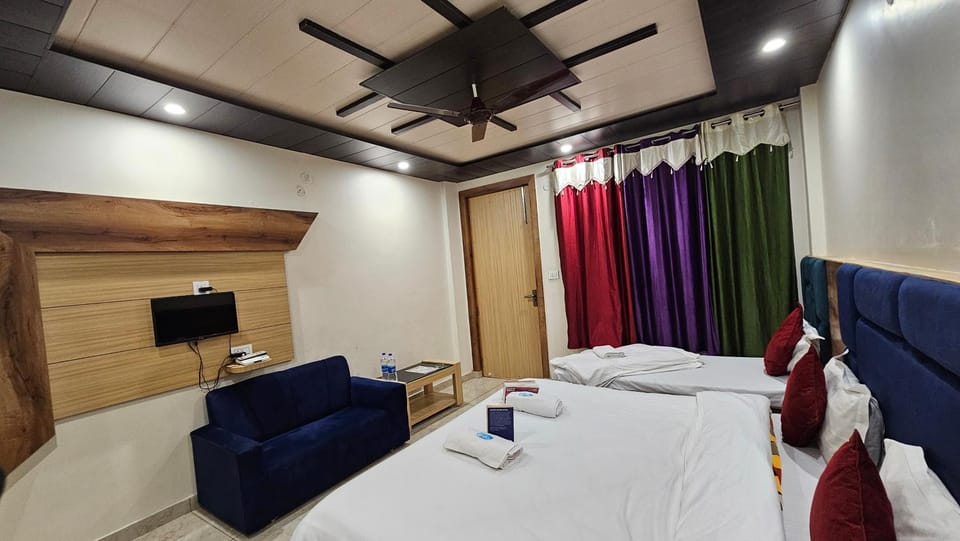 Bed, TV and multimedia, Living room, Photo of the whole room, Seating area, Bedroom