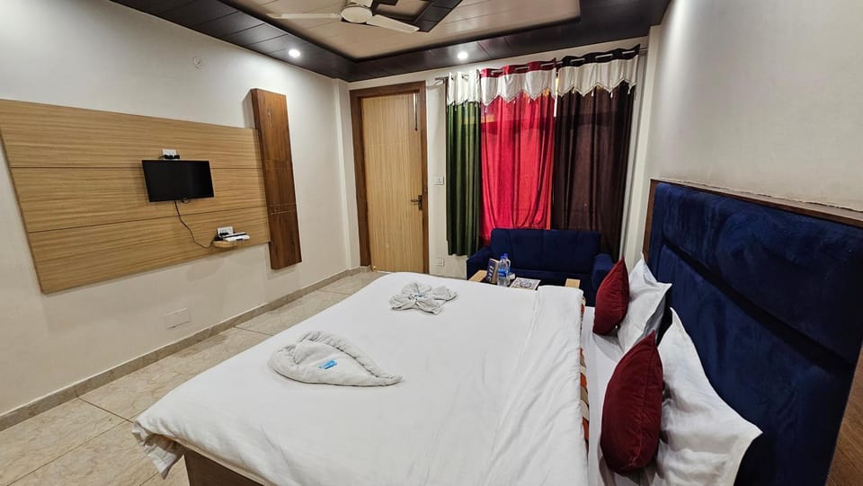 Bed, TV and multimedia, Photo of the whole room, Bedroom, towels, wardrobe