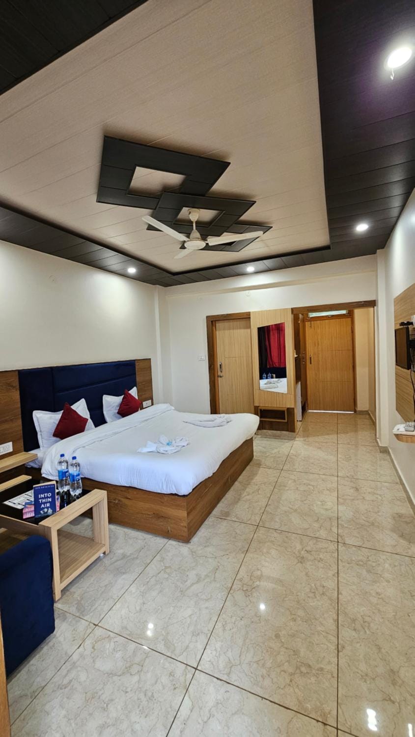 Bed, TV and multimedia, Living room, Photo of the whole room, Bedroom