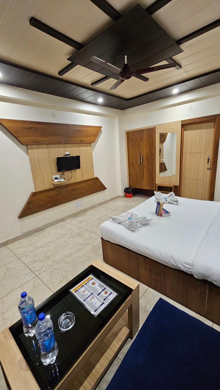 Bed, TV and multimedia, Photo of the whole room, Bedroom, fireplace, wardrobe, air conditioner