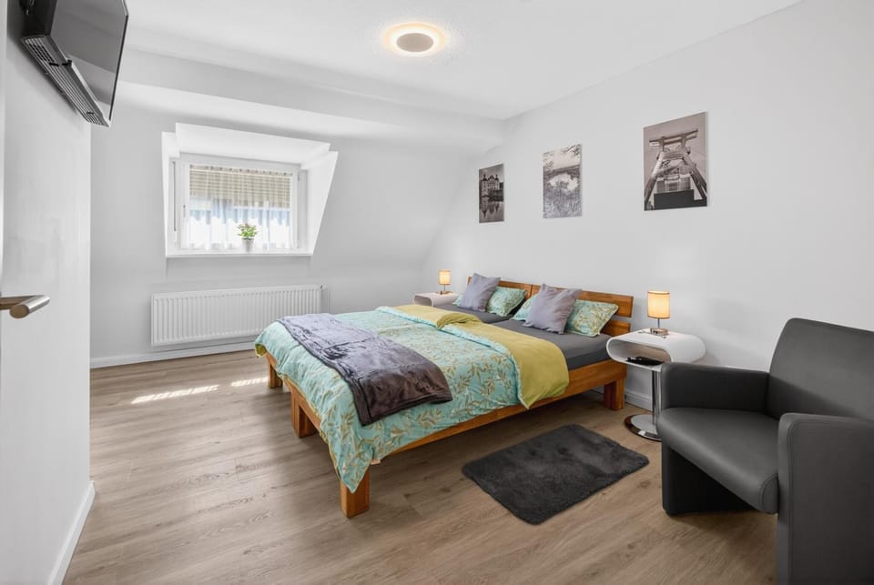 Bed, TV and multimedia, Photo of the whole room, Seating area, Bedroom
