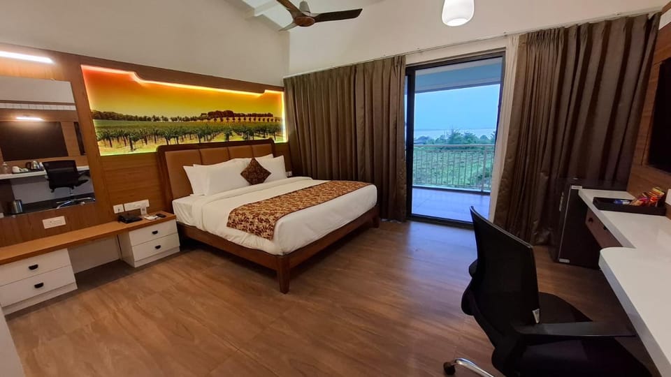 Bed, TV and multimedia, Photo of the whole room, minibar
