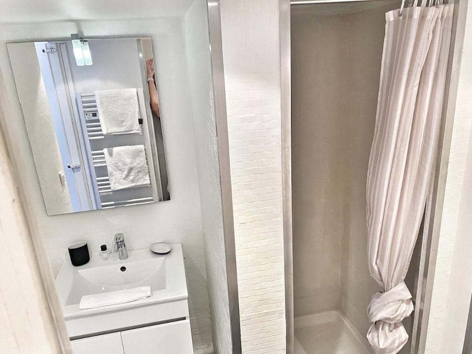 Shower, Bathroom, towels