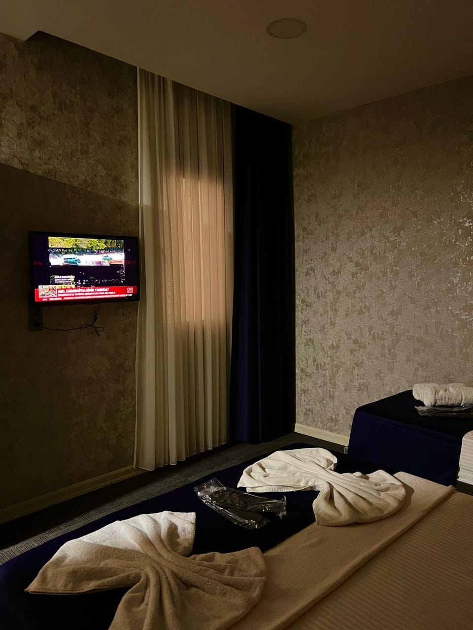 Bed, TV and multimedia, Photo of the whole room, Bedroom, towels