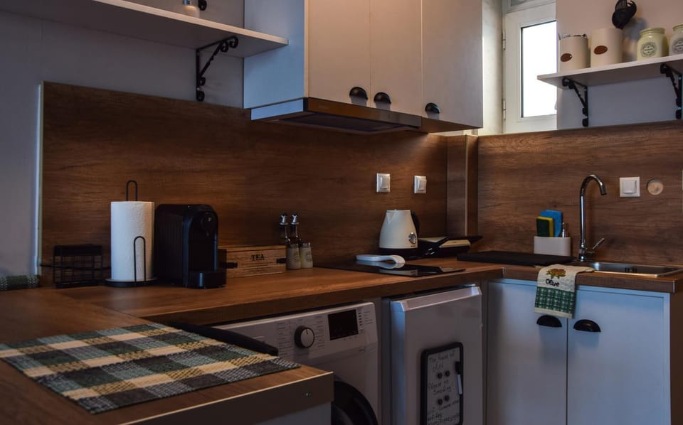 Coffee/tea facilities, Kitchen or kitchenette, stove