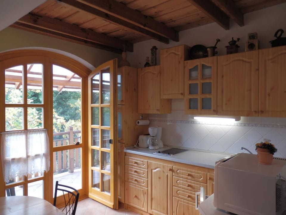 Kitchen or kitchenette, Dining area, stove