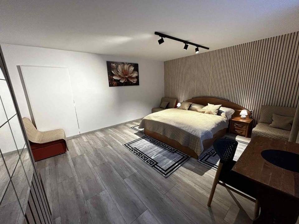 Photo of the whole room, Bedroom
