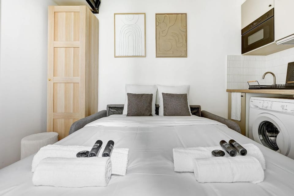 BM- Petit Ecrin Chic & Design a Levallois Apartment in Levallois-Perret