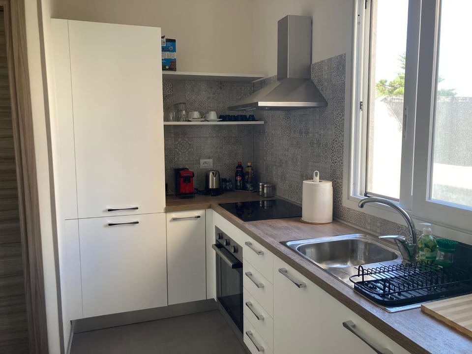 Coffee/tea facilities, Kitchen or kitchenette, dishwasher, oven, stove