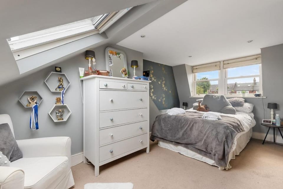 Elegant 3-Bed Home in Leafy Fulham Apartment in London