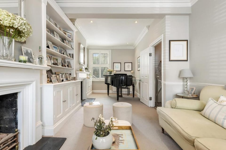 Elegant 3-Bed Home in Leafy Fulham Apartment in London