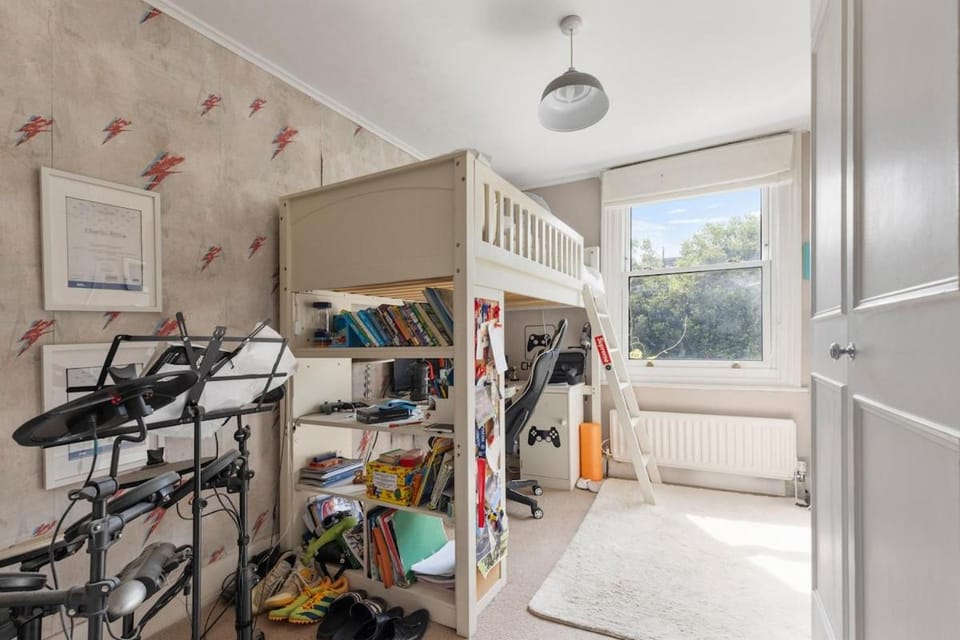 Elegant 3-Bed Home in Leafy Fulham Apartment in London