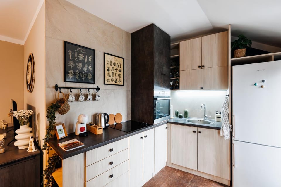 Coffee/tea facilities, oven, stove, kitchen