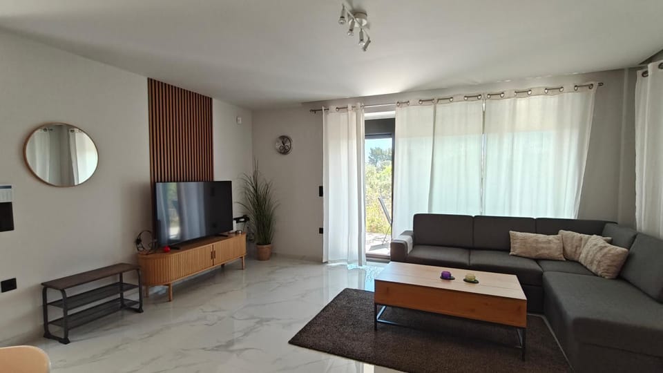 Communal lounge/ TV room, TV and multimedia, Living room, Seating area, Evening entertainment