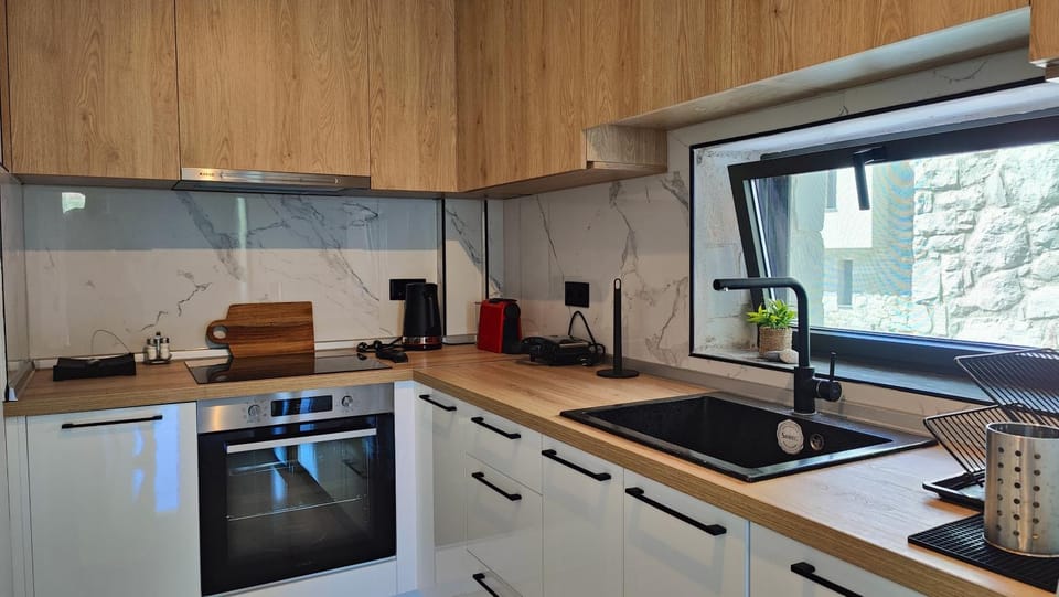 Coffee/tea facilities, Kitchen or kitchenette, dishwasher, oven, stove