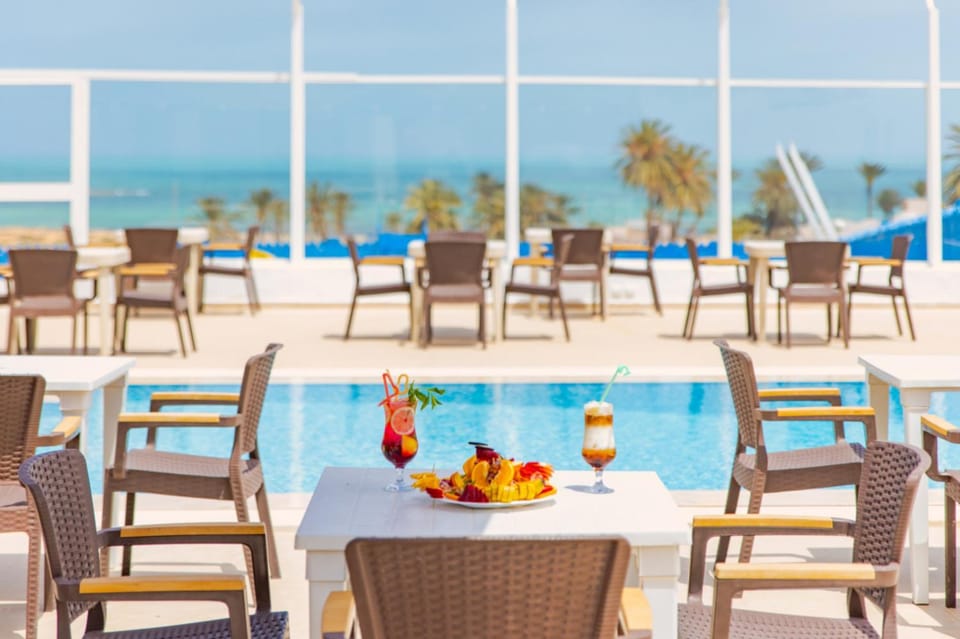 Restaurant/places to eat, Day, View (from property/room), Food and drinks, Dining area, Pool view, Sea view, Drinks
