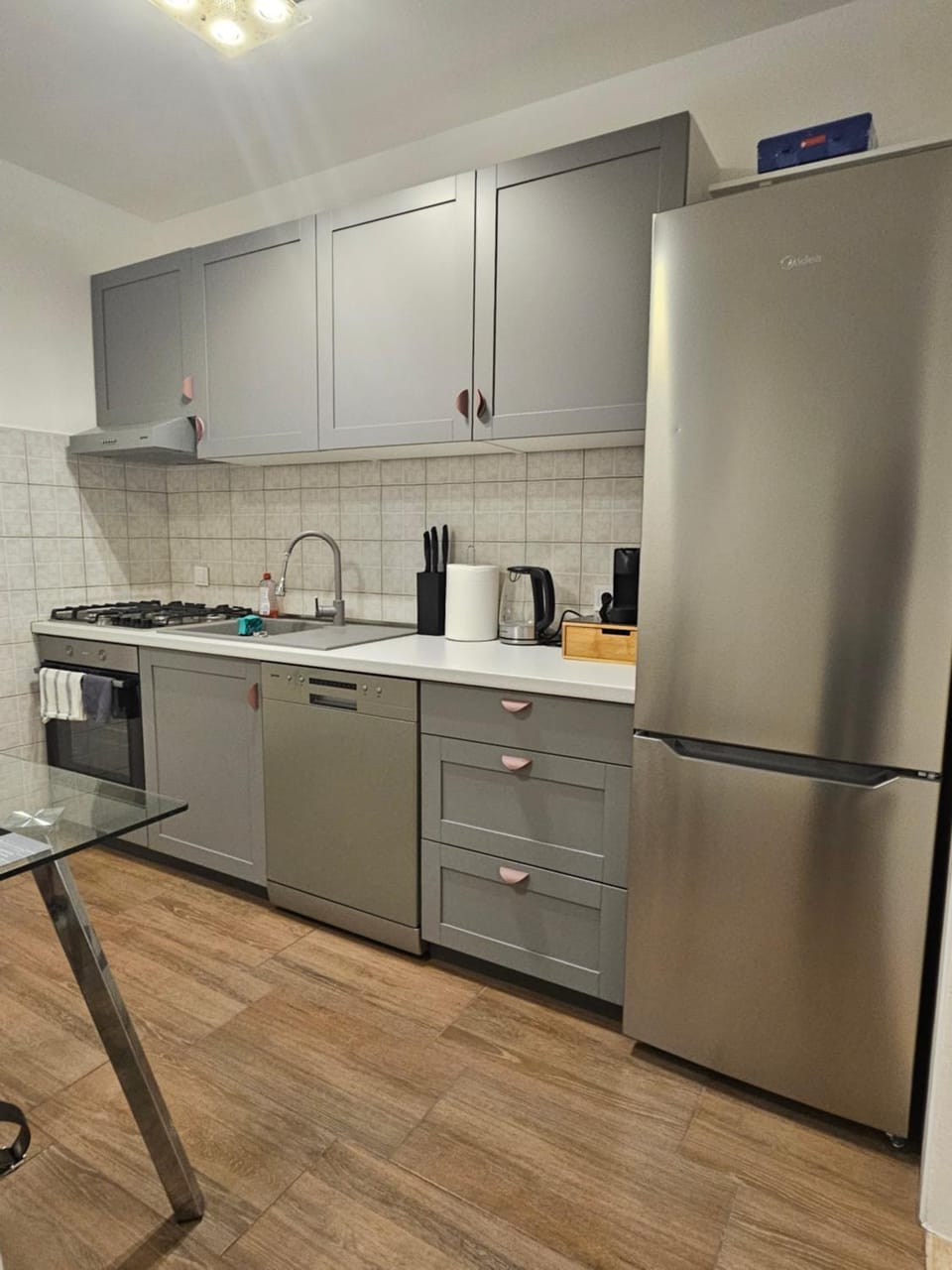 Coffee/tea facilities, Kitchen or kitchenette, dishwasher, oven, stove