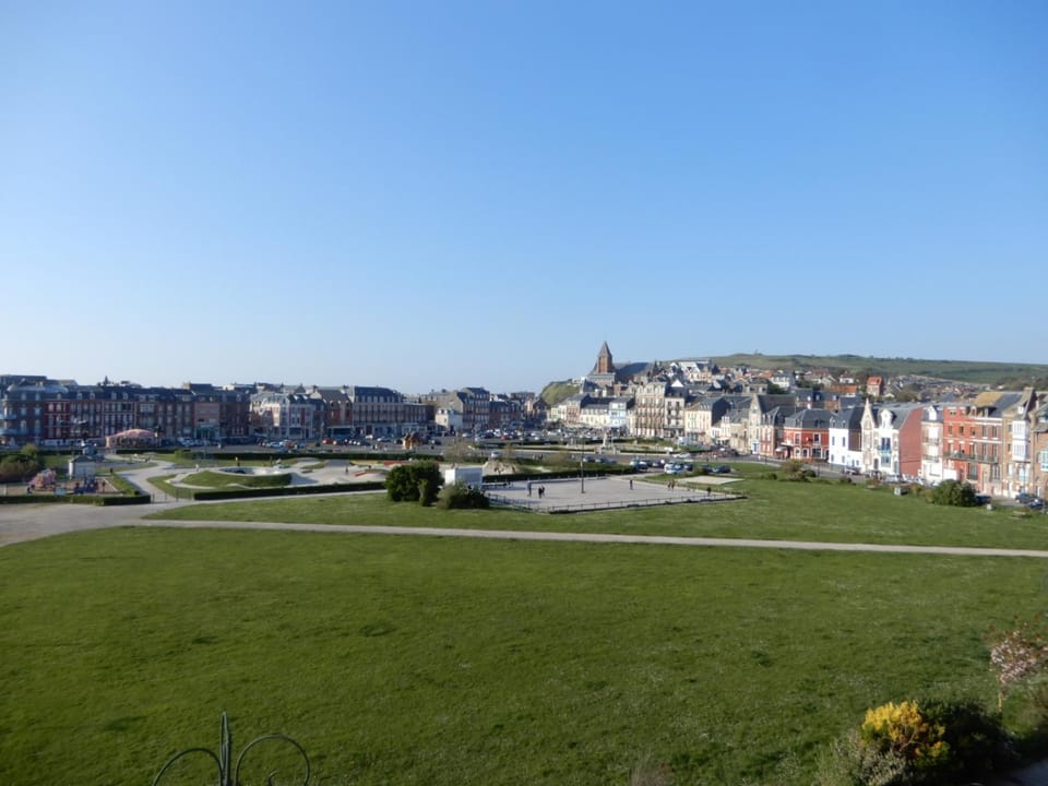 CAPRICES ENSOLEILLES 1 a 2 personnes 1 chambre 300 m plage avec vue petit dejeuner en option Bed and Breakfast in Normandy
