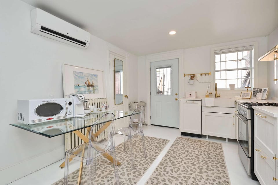 Private Capitol Hill Retreat - Historic East Capitol St Apartment in Capitol Hill