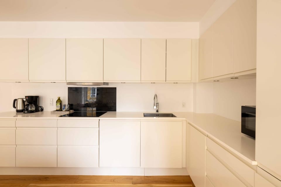 Coffee/tea facilities, Kitchen or kitchenette, stove