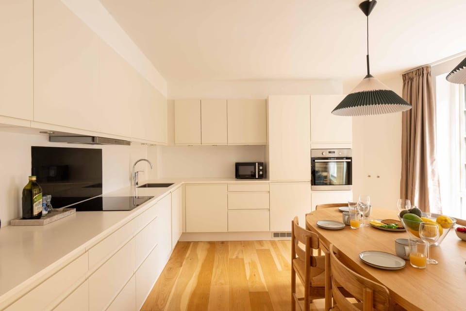 Coffee/tea facilities, Kitchen or kitchenette, Dining area, oven