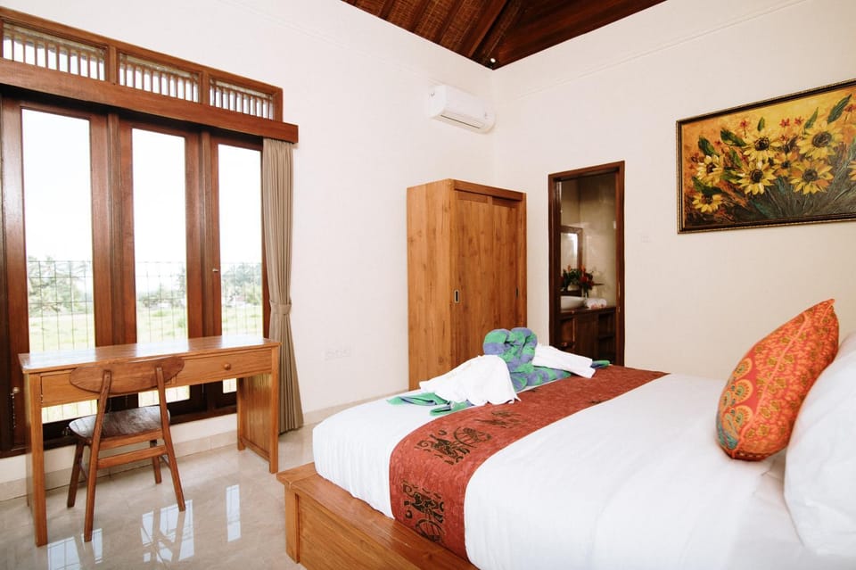 Bed, Living room, Photo of the whole room, Seating area, Bedroom, wardrobe, air conditioner