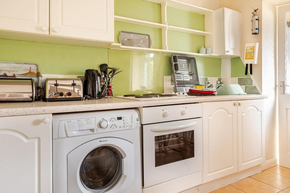 Coffee/tea facilities, Kitchen or kitchenette, oven, stove, toaster, washing machine