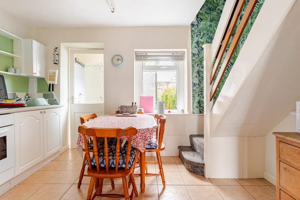 Kitchen or kitchenette, Seating area, Dining area