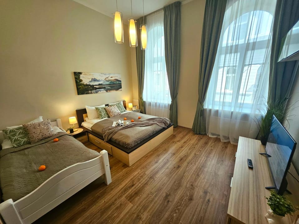 Bed, TV and multimedia, Photo of the whole room, Bedroom, towels