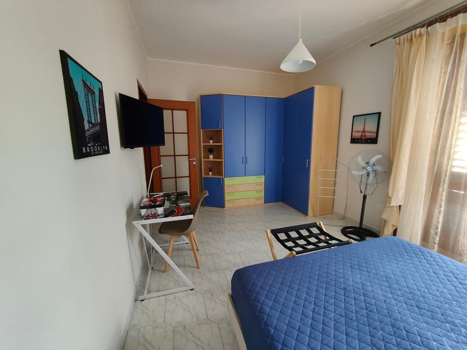 Bed, TV and multimedia, Photo of the whole room, Evening entertainment, Bedroom