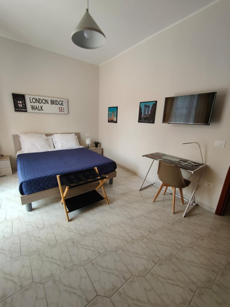 Bed, TV and multimedia, Photo of the whole room, Bedroom