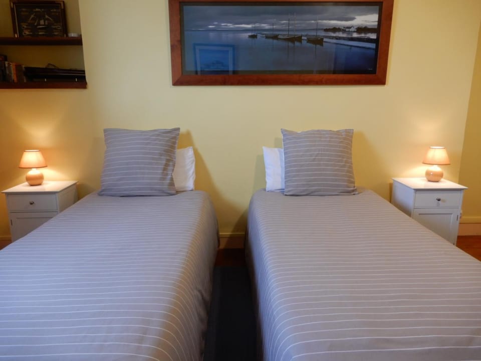 CAPRICES ENSOLEILLES 1 a 4 personnes 300 m plage avec vue 2 chambres petit dejeuner en option Bed and Breakfast in Normandy
