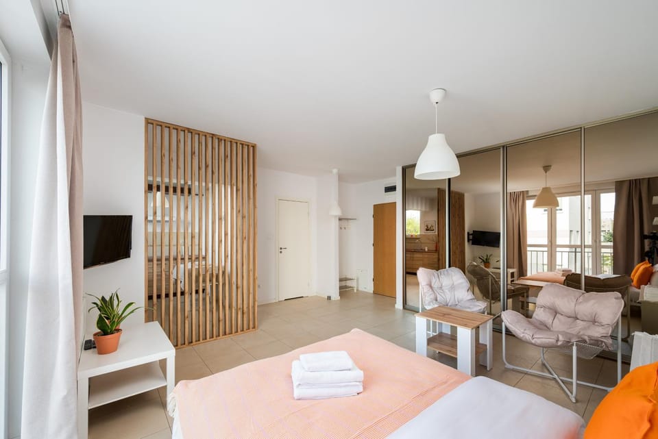 Bed, TV and multimedia, Seating area, Bedroom, wardrobe