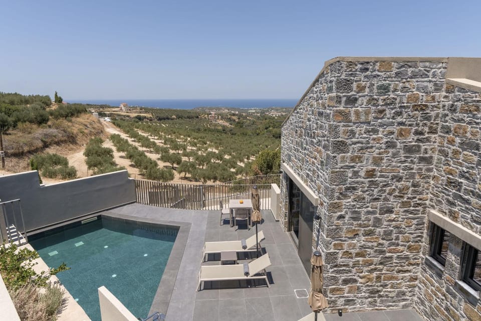Property building, Patio, Day, Balcony/Terrace, Pool view, Sea view, Swimming pool, sunbed